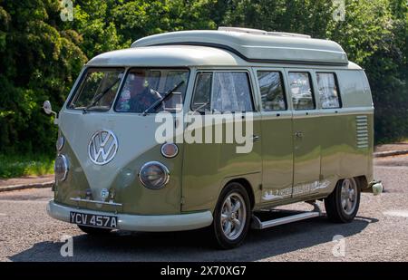 Stoke Goldington, Großbritannien - 12. Mai 2024:1963 Doppelbildschirm Volkswagen Camper Van Classic fährt auf einer britischen Straße Stockfoto