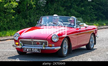 Stoke Goldington, UK - 11. Mai 2024: 1972 roter MG B Oldtimer auf einer britischen Straße Stockfoto