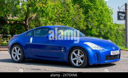 Stoke Goldington, UK - 11. Mai 2024: 2004 blauer Nissan 350Z Oldtimer auf einer britischen Straße Stockfoto