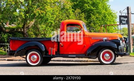 Stoke Goldington, UK - 11. Mai 2024: 1946 rote Chevrolet Pick Up Truck, der durch ein englisches Dorf fährt Stockfoto