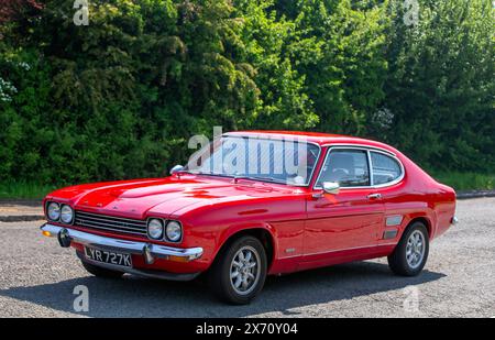 Stoke Goldington, Großbritannien - 11. Mai 2024:1972 roter Ford Capri Oldtimer, der auf einer britischen Straße fährt Stockfoto