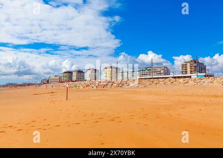 Sandstrand und Resorts in Costa da Caparica, Lissabon, Portugal Stockfoto