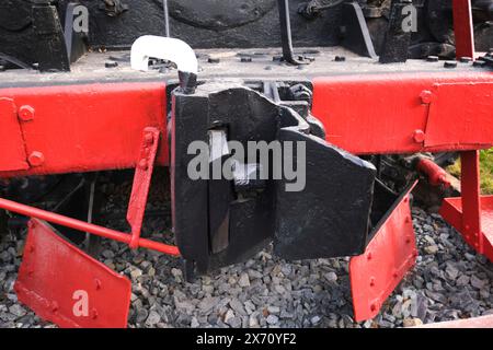 Blick auf eine der Lokomotivkupplungen. Im Eisenbahnmuseum befindet sich eine Sammlung von sowjetischen, russischen Zügen, Lokomotiven und anderen Autos. In Taschk Stockfoto