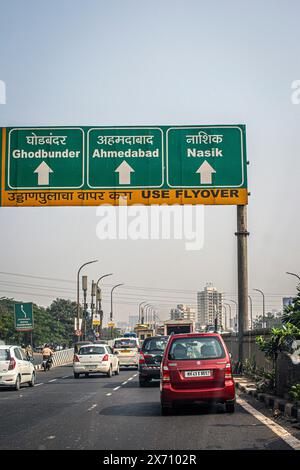 Autos fahren auf dem indischen Highway mit Schildern nach Ahmedabad und Nashik Stockfoto