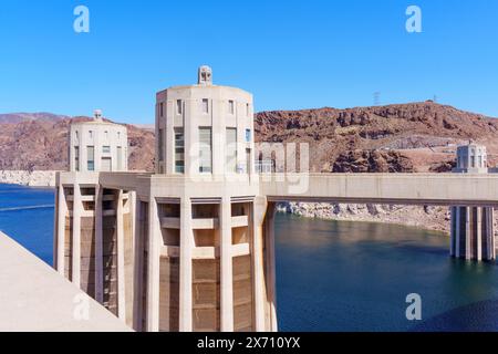 Nahaufnahme der Wasserentürme und Gehwege des Hoover Dam, vom Damm aus gesehen. Stockfoto