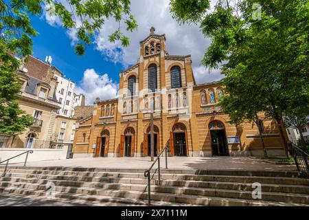 Außenansicht der neuen Kirche Saint-Honoré-d'Eylau, einer katholischen Pfarrkirche, die im 19. Jahrhundert im 16. Arrondissement von Paris, Frankreich, erbaut wurde Stockfoto