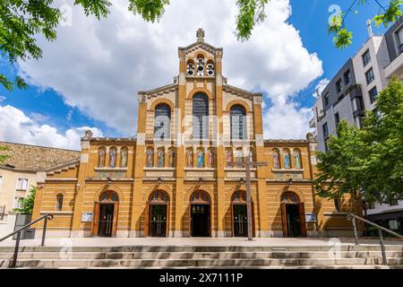 Außenansicht der neuen Kirche Saint-Honoré-d'Eylau, einer katholischen Pfarrkirche, die im 19. Jahrhundert im 16. Arrondissement von Paris, Frankreich, erbaut wurde Stockfoto
