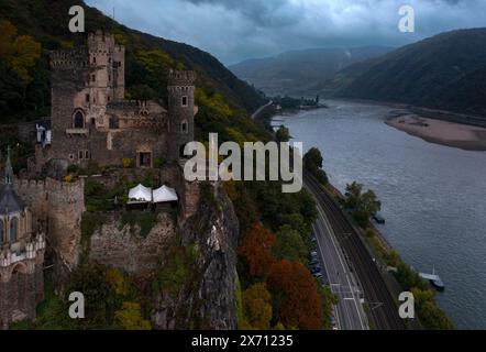 Malerischer Blick auf die Burg Rheinstein im Rheintal an einem regnerischen Herbsttag. Luftaufnahme Stockfoto