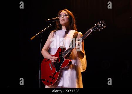 LONDON, ENGLAND – 16. MAI: Laufey (Laufey Lín Bing Jónsdóttir) trat am 16. Mai 2024 in der Royal Albert Hall in London auf. CAP/MAR ©MAR/Capital Pictures Stockfoto