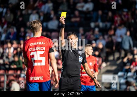 Hvidovre, Dänemark. Mai 2024. Schiedsrichter Sandi Putros gibt während des 3F Superliga-Spiels zwischen Hvidovre IF und Odense BK in der Pro Ventilation Arena in Hvidovre eine gelbe Karte aus. (Foto: Gonzales Photo/Alamy Live News Stockfoto