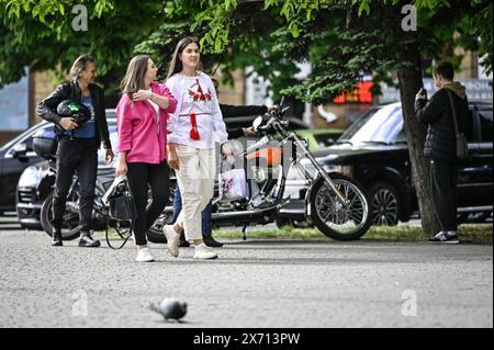 ZAPORIZHZHIA, UKRAINE - 16. MAI 2024 - die Menschen nehmen an der Weltfeier des Vyshyvanka-Tages auf dem Festywalna-Platz, Zaporischzhia, Südostukraine Teil. Stockfoto