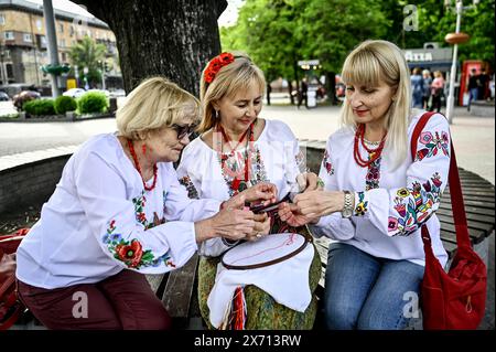 ZAPORIZHZHIA, UKRAINE - 16. MAI 2024 - Frauen sticken während der Weltfeier des Vyshyvanka-Tages auf dem Festywalna-Platz, Zaporischzhia, Südost-Ukraine. Stockfoto