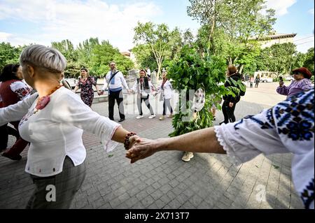 ZAPORIZHZHIA, UKRAINE - 16. MAI 2024 - die Menschen tanzen während der Weltfeier des Vyshyvanka-Tages auf dem Festywalna-Platz, Zaporischzhia, Südostukraine. Stockfoto