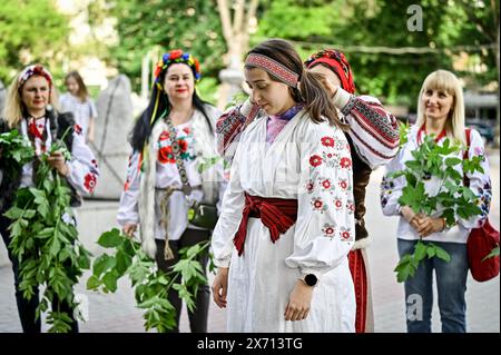 ZAPORIZHZHIA, UKRAINE - 16. MAI 2024 - die Menschen nehmen an der Weltfeier des Vyshyvanka-Tages auf dem Festywalna-Platz, Zaporischzhia, Südostukraine Teil. Stockfoto