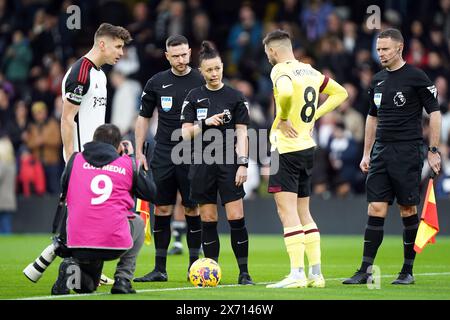 Aktenfoto vom 23.12.2023 der Schiedsrichterin Rebecca Welch (Mitte) vor dem Spiel der Premier League. Rebecca Welch schrieb kurz vor Weihnachten Geschichte, als sie die erste weibliche Schiedsrichterin der Premier League wurde, nachdem sie Burnleys Sieg 2-0 in Fulham übernahm. Ausgabedatum: Freitag, 17. Mai 2024. Stockfoto