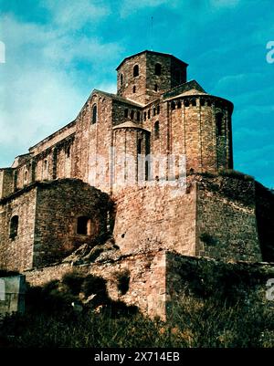 AUSSENANSICHT DEL CASTILLO DE CARDONA - ABSIDE CON LA MURALLA - SIGLO IX - ROMANICO CATALAN. LAGE: CASTILLO / COLEGIATA DE SAN VICENTE. Cardona. Barcelona. SPANIEN. Stockfoto