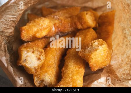 Ganz in der Nähe von Porra, ähnlich wie Churros, ist ein klassisches spanisches Frühstück, das mit heißer Schokolade oder Kaffee mit Milch serviert wird Stockfoto