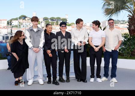 Tessa Ross, Jason Buda, Nykiya Adams, Andrea Arnold, Franz Rogowski, Barry Keoghan und Lee Groombridge beim Photocall zum Kinofilm 'Bird' auf dem Festival de Cannes 2024 / 77. Internationale Filmfestspiele von Cannes am Palais des Festivals. Cannes, 17.05.2024 Stockfoto