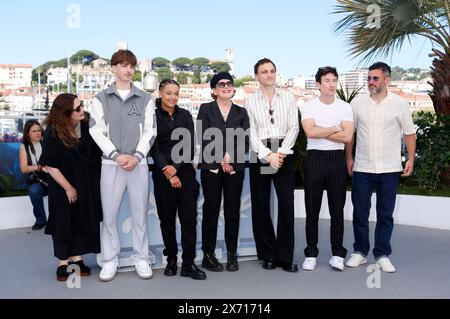 Tessa Ross, Jason Buda, Nykiya Adams, Andrea Arnold, Franz Rogowski, Barry Keoghan und Lee Groombridge beim Photocall zum Kinofilm 'Bird' auf dem Festival de Cannes 2024 / 77. Internationale Filmfestspiele von Cannes am Palais des Festivals. Cannes, 17.05.2024 Stockfoto