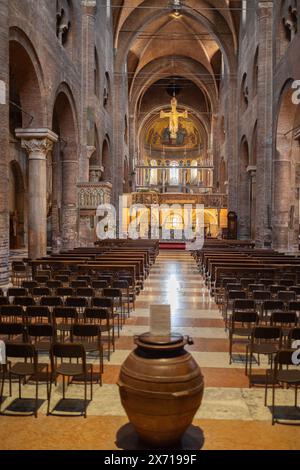 Hauptschiff der Kathedrale in Modena, Italien. Stockfoto