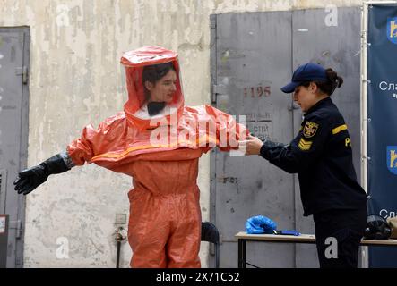 Lviv, Ukraine - 8. September 2022: Ausbildung für Zivilisten, was in einem nuklearen Notfall in der Ukraine zu tun ist. Stockfoto