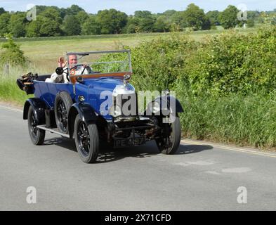 Vintage 20er Jahre Bull Nose Morris auf englischer Landstraße im Sommer Stockfoto