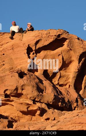 Wadi Rum Jordan Besucher genießen im August 2023 einen Abendsonnenvergnügen in der Wüstenlandschaft von Wadi Rum Stockfoto