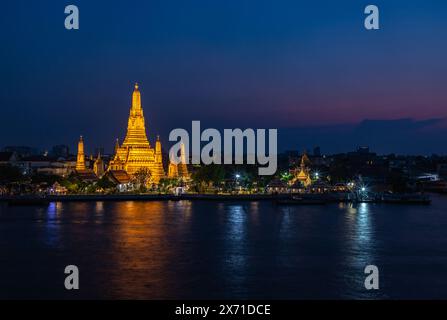 Ein Bild des Tempels Wat Arun bei Nacht. Stockfoto