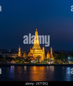 Ein Bild des Tempels Wat Arun bei Nacht. Stockfoto