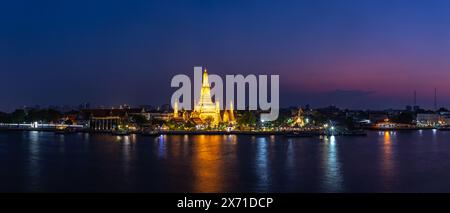 Ein Bild des Tempels Wat Arun bei Nacht. Stockfoto