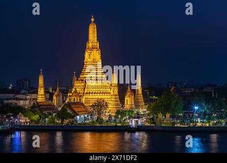 Ein Bild des Tempels Wat Arun bei Nacht. Stockfoto