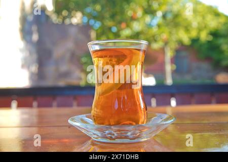Traditioneller aserbaidschanischer aromatischer Tee in Armudu-Tasse. Aserbaidschanischer Schwarztee mit Vintage-Tee im östlichen Glas auf dem Silbersalver, Arabisch, Türkisch, AZE Stockfoto