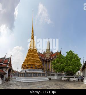 Ein Bild eines goldenen Chedi neben dem Tempel des Smaragd-Buddha im Großen Palast. Stockfoto