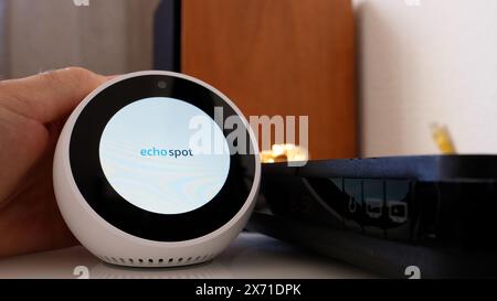 Paris, Frankreich – 5. Juni 2020: Der neue Amazon Echo Spot zeigt sein Branding auf dem Bildschirm und zeigt das elegante Design des Geräts Stockfoto