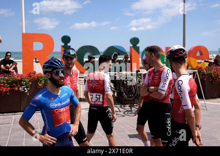 Riccione, Italien. Mai 2024. Team Cofidis der Start der 13. Etappe des Giro d’Italia von Riccione nach Cento, 17. Mai 2024 Italien. (Foto: Marco Alpozzi/LaPresse) Credit: LaPresse/Alamy Live News Stockfoto