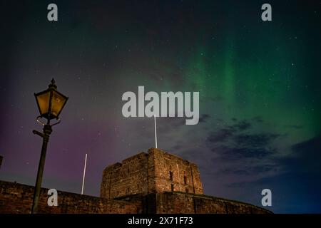 Aurora Borealis Nordlichter über Carlisle Castle, Cumbria. Stockfoto