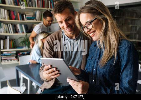 Nahaufnahme verschiedener Kollegen, die ein Tablet verwenden, und Besprechung von Online-Projekten Stockfoto
