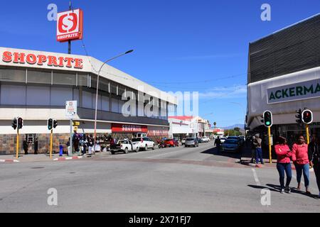 Leute, die in der High Street, Oudtshoorn, Westkap, Südafrika einkaufen Stockfoto