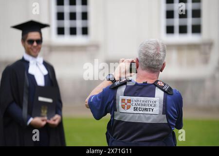 Ein Student posiert für ein Foto vor dem Senatshaus der Universität Cambridge, da ein Protest im Lager über den Gaza-Konflikt auf dem Gelände der Universität dazu geführt hat, dass die Abschlusszeremonien wegen des pro-palästinensischen Protestlagers verschoben wurden. Bilddatum: Freitag, 17. Mai 2024. Stockfoto