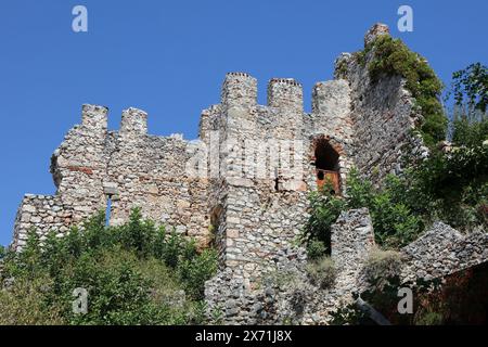 Die inneren Burgmauern von Alanya wurden während der anatolischen Seldschuken-Zeit errichtet. Ein Teil der Mauern befindet sich an der Mittelmeerküste. Stockfoto