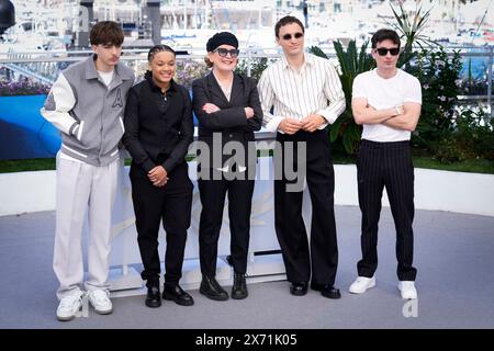 Cannes, Frankreich. Mai 2024. Tessa Ross, Jason Buda, Nykiya Adams, Regisseurin Andrea Arnold, Franz Rogowski, Barry Keoghan und Lee Groombridge nehmen am „Bird“ Photocall beim 77. jährlichen Filmfestival in Cannes am 17. Mai 2024 im Palais des Festivals Teil. (Foto: Daniele Cifala/NurPhoto) Credit: NurPhoto SRL/Alamy Live News Stockfoto