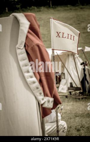 Rote Jacke (roter Mantel) Uniform Jacke hängt an einem Zelt Stockfoto