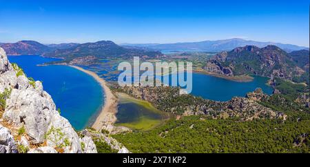 Der Blick von Tepe Manzara, einem Hügel in der Nähe von Dalyan und mit Blick auf den spektakulären Strand von İztuzu Beach Stockfoto