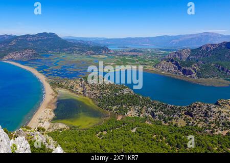 Der Blick von Tepe Manzara, einem Hügel in der Nähe von Dalyan und mit Blick auf den spektakulären Strand von İztuzu Beach Stockfoto