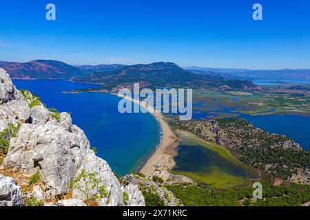 Der Blick von Tepe Manzara, einem Hügel in der Nähe von Dalyan und mit Blick auf den spektakulären Strand von İztuzu Beach Stockfoto