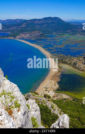 Der Blick von Tepe Manzara, einem Hügel in der Nähe von Dalyan und mit Blick auf den spektakulären Strand von İztuzu Beach Stockfoto