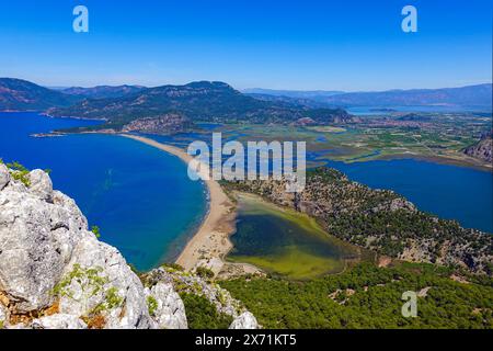 Der Blick von Tepe Manzara, einem Hügel in der Nähe von Dalyan und mit Blick auf den spektakulären Strand von İztuzu Beach Stockfoto