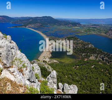 Der Blick von Tepe Manzara, einem Hügel in der Nähe von Dalyan und mit Blick auf den spektakulären Strand von İztuzu Beach Stockfoto