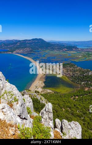 Der Blick von Tepe Manzara, einem Hügel in der Nähe von Dalyan und mit Blick auf den spektakulären Strand von İztuzu Beach Stockfoto