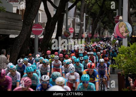 Riccione, Italien. Mai 2024. Der Start the Pack fährt auf der 13. Etappe des Giro d’Italia von Riccione nach Cento, 17. Mai 2024 Italien. (Foto: Marco Alpozzi/LaPresse) Credit: LaPresse/Alamy Live News Stockfoto